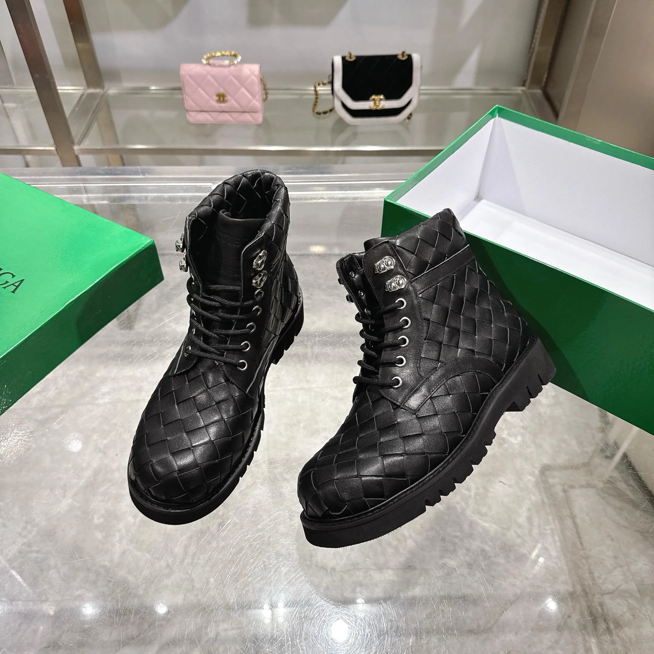 [BV] Top P:980💰Size for couples: Female 35-39 Male 39--44 (Female 40. Male 38.45.46.47 customization is not returnable) [Note‼ ️] Add 💰 to size 46, add 💰 to size 47. Bottega Veneta's 2026 spring counter synchronized couple style Bottega Veneta round toe braided strappy boots! Grained cowhide woven! Solid color Niuli! Leather outsole! [Rose][Rose]! Purely hand-woven and operated, the original board is reproduced one-to-one! quality assurance!